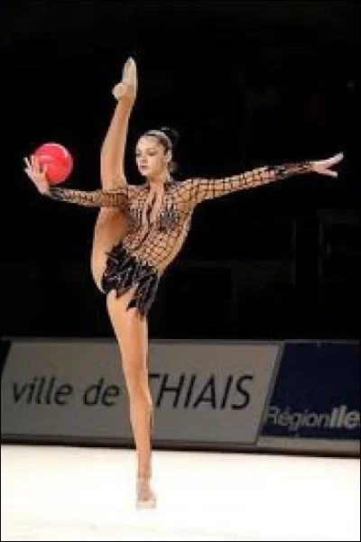 Quelle Gymnaste a gagné le plus de médailles dans le monde au total?