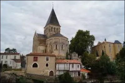 Voici l'&eacute;glise Saint-Sauveur de Mareuil-sur-Lay-Dissais. Ville Vend&eacute;enne, elle se situe en r&eacute;gion ...