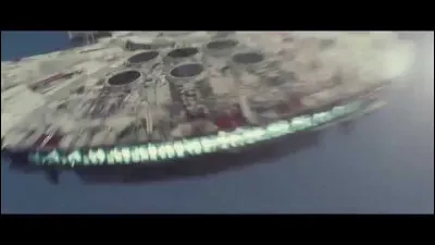 Que fait Rey au Faucon Millenium pour pallier au problème du motivateur de l'hyperdrive ?