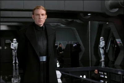 Comment s'appelle le haut-gradé du premier ordre qui est chargé du projet Starkiller ?