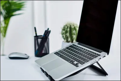 Tu es en train de jouer sur le pc, on t'appelle pour aller te laver :