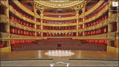 La scène de l'opéra Garnier est inclinée d'une pente de 5%.