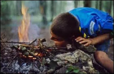 Que fait cet enfant sur cette image ?