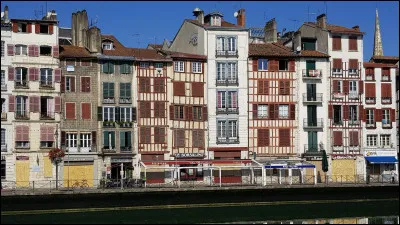 La ville s'est développée autour du confluent de la Nive et de l'Adour. Elle est réputée pour ses fêtes et le chocolat.