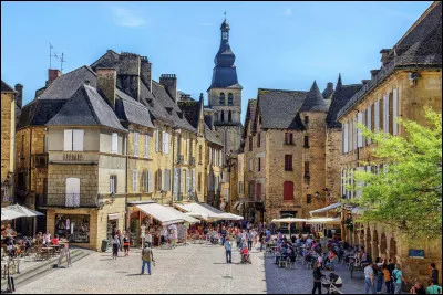 Cette cité périgourdine est très connue pour son architecture, des murs de pierres qui dorent au soleil, sa lanterne des morts et sa gastronomie.