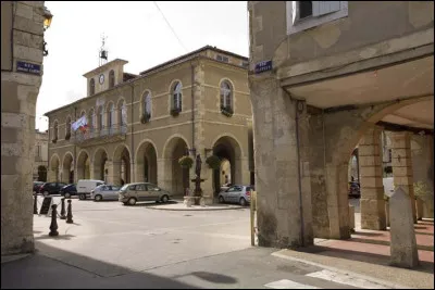 Ville de 6 000 habitants située dans l'Armagnac, capitale du Pays de Gaure, traversée par le Gers :