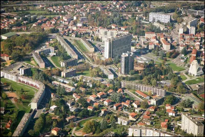 Ville de 17 000 habitants du département de la Loire, ancien grand centre du charbon et de l'acier :