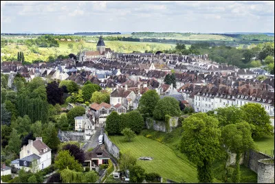 Ville normande de 8 000 habitants, dans le département du Calvados, née d'un château au Xe siècle :
