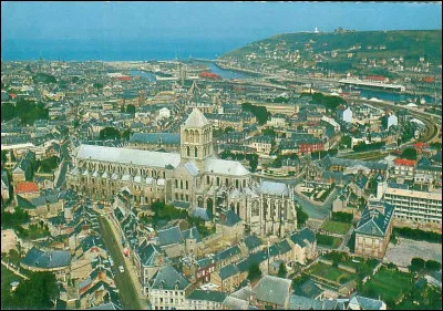 Ville de Seine-Maritime, ancien port morutier, située sur le littoral du pays de Caux :