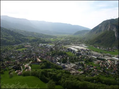 Ville du département de la Haute-Savoie, située dans une vallée entre les massifs des Bauges et des Aravis :