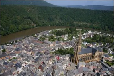 Petite ville des Ardennes, située sur un méandre de la Meuse :