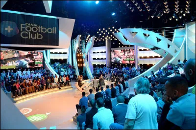 Qui présente l'émission « Le Canal Football Club » tous les dimanches sur Canal+ ?