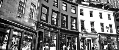 Nous voilà devant la devanture de l'hôpital, à qui dois-je m'adresser pour rentrer ?