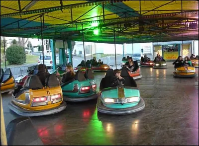 Qui a chanté "Près des auto-tamponneuses" ?