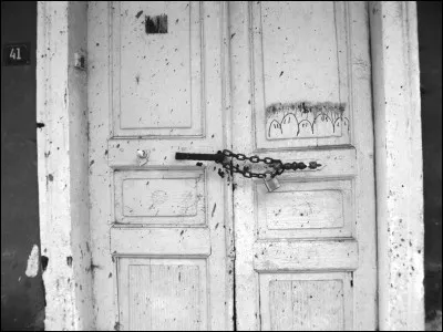 Quelqu'un toque à ta porte.
Que fais-tu ?