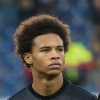 Quelle est la nationalité du père de Leroy Sané, qui était un grand joueur à l'international ?