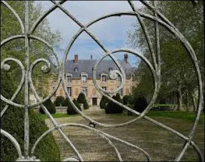 Derrières ces grilles, vous avez le château de Brécourt, à Douains. Commune Euroise, elle se situe dans l'ex région ...