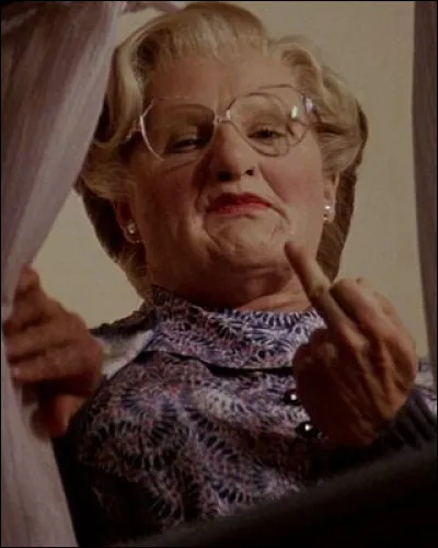 À qui Mme Doubtfire fait-elle un doigt d'honneur par la fenêtre ?