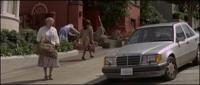 Quelle est la marque de la voiture de Stuart ?