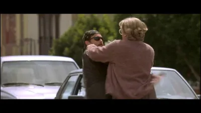 Que voulait faire un voyou à Mme Doubtfire quand cette dernière se balade dans la rue ?