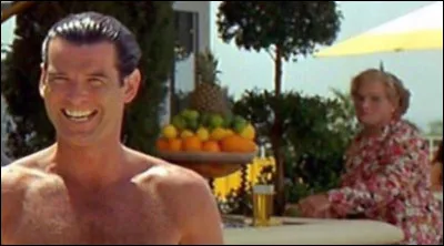 Quel fruit lance Madame doubtfire sur Stuart quand elle entend une conversation où Stuart disait à son ami que Daniel est un acteur raté ?