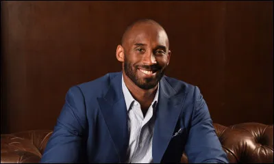 Dans quel sport Kobe Bryant, décédé tragiquement dans un crash d'hélicoptère en janvier 2020, s'est-il fait connaitre ?