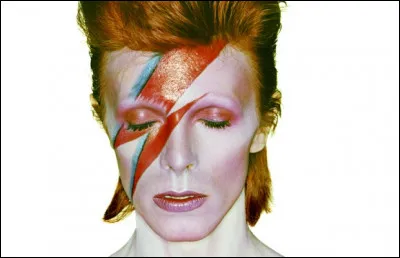 De quel ténor de la chanson française, David Bowie a-t-il créé une version anglaise d'un standard ?