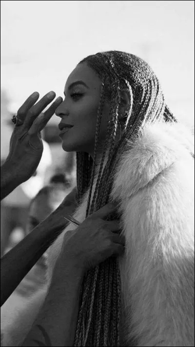 De quelle chanson est tir&eacute;e cette phrase ''Always stay gracious best revenche is your paper'' ?