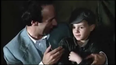 Dans le train, que fait croire Guido à Josué pour ne pas lui dire la vérité, qu'ils vont dans un camp de concentration ?