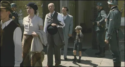 Que fait croire Guido a son fils quand ils sont dans le camp de concentration ?