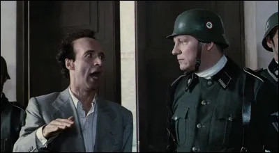 De quelle nationalité est le soldat qui demande un traducteur pour traduire le règlement du camp de concentration ?