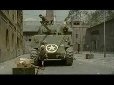 De quelle nationalité est le soldat qui vient chercher Josué en char d'assaut à la fin du film ?