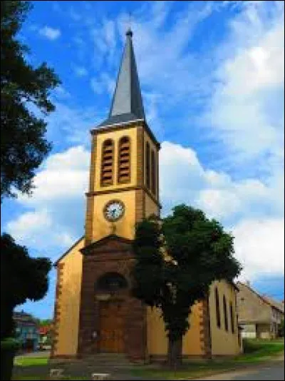 Nous terminons notre balade dans le Grand-Est devant l'église Notre-Dame de Voyer. Commune de l'arrondissement de Sarrebourg-Château-Salins, elle se situe dans le département ...