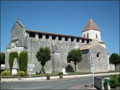 Nous sommes en Charente-Maritime devant l'église fortifiée de Guitinières. Nous nous trouvons en région ...