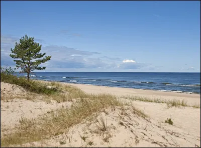En suivant la côte de la mer Baltique, combien de pays dois-je traverser en allant de Gdansk à Tallinn (tout en comptant les pays de départ et d'arrivée) ?