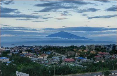 Quelle langue dois-je réviser avant d'embarquer pour un voyage en Guinée équatoriale ?