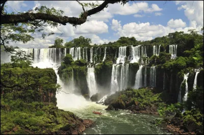 Quels deux pays se partagent le parc national des chutes d'Iguaçu ?
