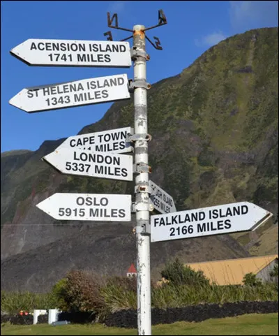 Considérée comme la terre la plus isolée du monde, de quel pays dépend l'île de Tristan da Cunha ?