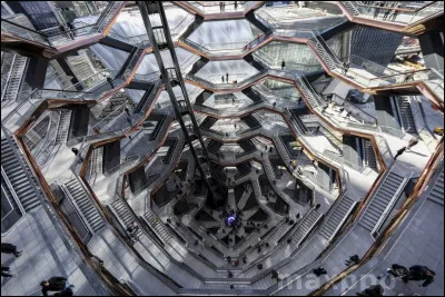 À New York, the Vessel est un assemblage de ____ escaliers et ___ plateformes d'observation.