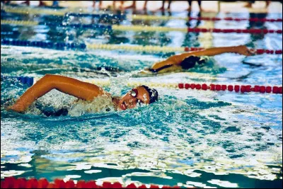 Un nageur est disqualifié s'...