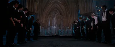 Dans "Harry Potter et l'Ordre du Phénix", qui dit à Harry qu'il y a une Salle sur Demande dans le château ? (dans le livre)