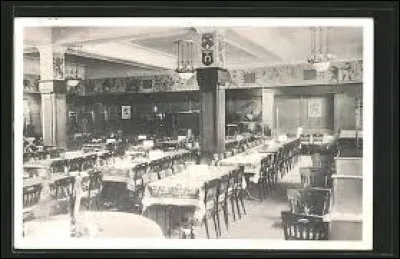 À midi, est-ce que tout le monde mangeait à la cafétéria ?