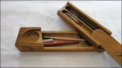 La trousse était remplacée par :