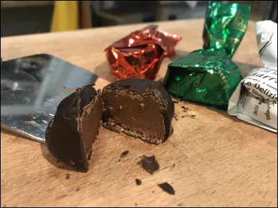 C'est une meringue piémontaise, fourrée de crème pâtissière au rhum et recouverte d'une couche de chocolat :