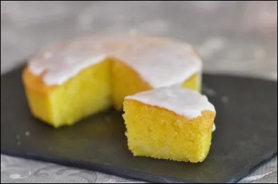 Quel gâteau est une variante du baba, plus délicat grâce à la pâte d'amande qui vient adoucir la génoise ?