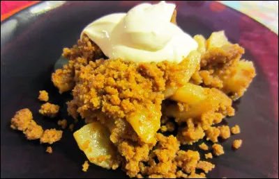 Quel élément a favorisé en Angleterre, durant la guerre mondiale, le succès du crumble fait d'une pâte émiettée sur des fruits ?