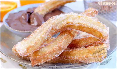 Quel gros beignet à la farine de blé et pois chiche, parfumé à la fleur d'oranger est souvent vendu sur les plages en Provence ?