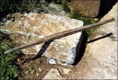 Une ... à mine est un outil servant à creuser des trous dans la roche.