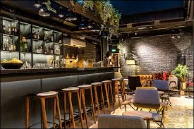 Le ... est un établissement où l'on sert des boissons alcoolisées.