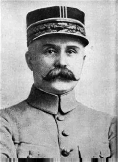 Qui ce Robert, général de division, généralissime et commandant en chef des armées françaises. De mai à décembre 1916 il a reconquis toutes les positions stratégiques prises par les allemands permettant ainsi la victoire défensive française de Verdun, mort 1924 ?